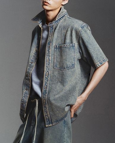  URBAN REVIVO - Áo sơ mi denim nam cổ bẻ tay ngắn 