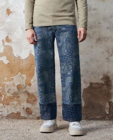  URBAN REVIVO - Quần jeans nam ống rộng phối họa tiết hiện đại 