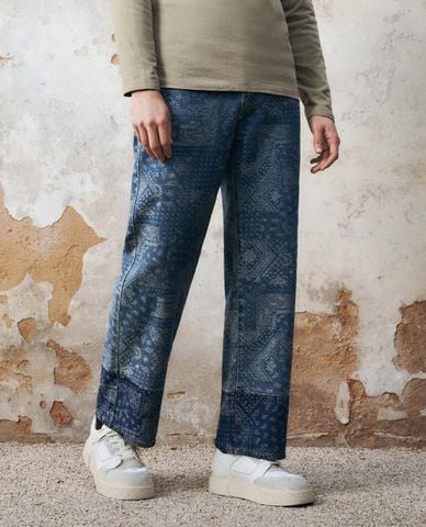  URBAN REVIVO - Quần jeans nam ống rộng phối họa tiết hiện đại 