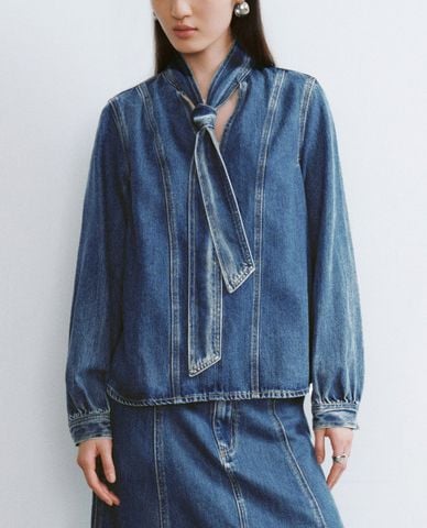  URBAN REVIVO - Áo sơ mi denim nữ phối cà vạt trẻ trung 
