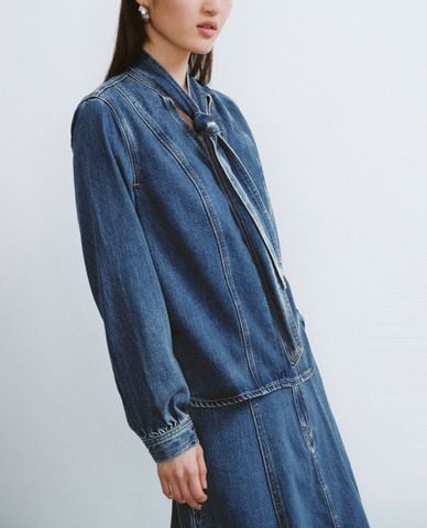  URBAN REVIVO - Áo sơ mi denim nữ phối cà vạt trẻ trung 