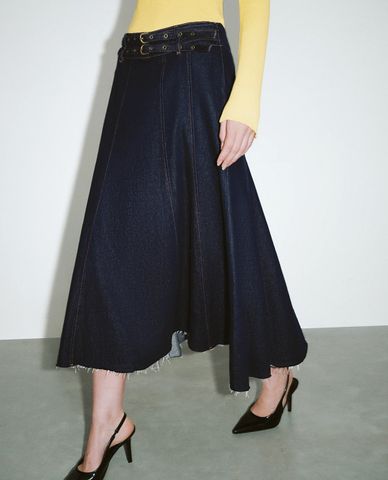  URBAN REVIVO - Chân váy denim midi lưng cao phối thắt lưng 