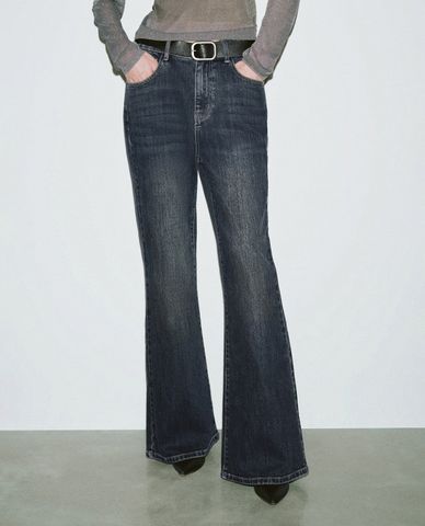  URBAN REVIVO - Quần jeans nữ ống loe phối thắt lưng 