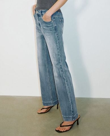  URBAN REVIVO - Quần jeans nữ ống loe wash bạc 