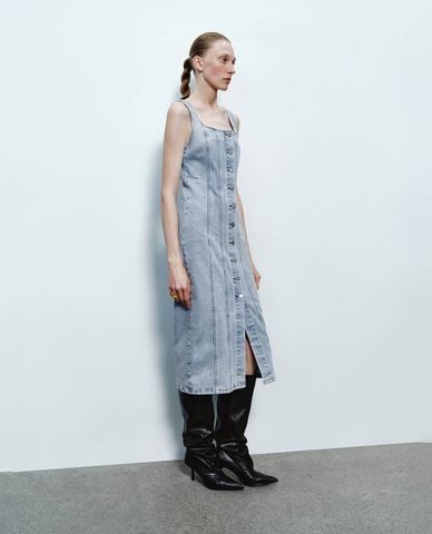  URBAN REVIVO - Đầm denim hai dây midi Button Up 