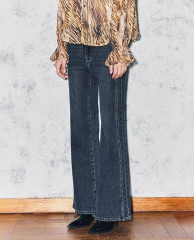  URBAN REVIVO - Quần jeans nữ ống loe hiện đại 