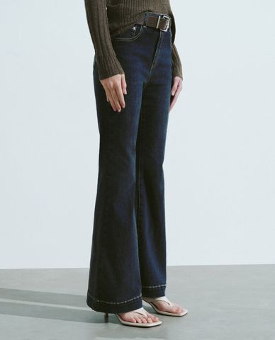  URBAN REVIVO - Quần jeans nữ ống loe phom ôm cá tính 