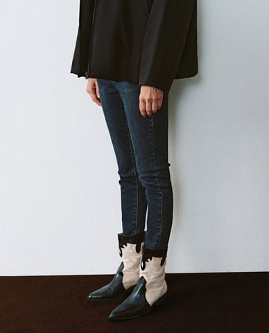  URBAN REVIVO - Quần jeans nữ phom ôm tôn dáng 