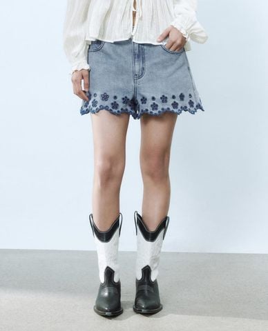  URBAN REVIVO - Quần short jeans nữ ống rộng viền hoa 