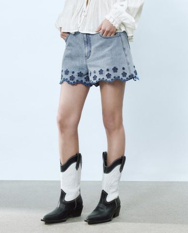  URBAN REVIVO - Quần short jeans nữ ống rộng viền hoa 