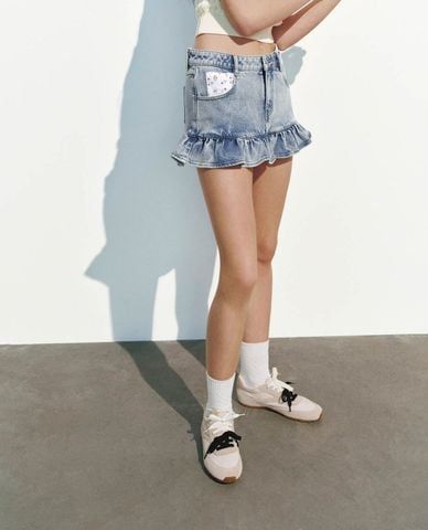  URBAN REVIVO - Chân váy denim mini trẻ trung 