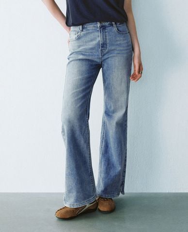 URBAN REVIVO - Quần jeans nữ ống loe wash bạc cá tính 