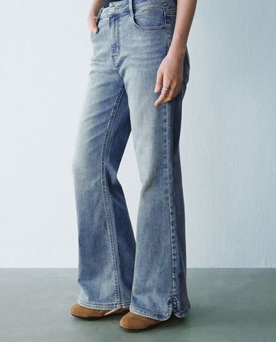  URBAN REVIVO - Quần jeans nữ ống loe wash bạc cá tính 