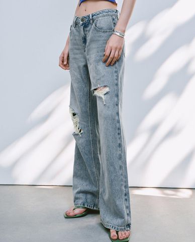  URBAN REVIVO - Quần jeans nữ ống loe rách gối cá tính 