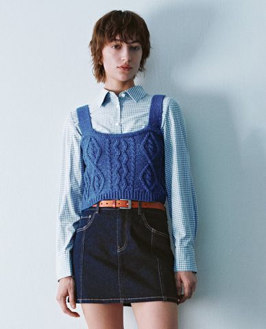  URBAN REVIVO - Áo hai dây nữ dệt kim phom croptop cá tính 