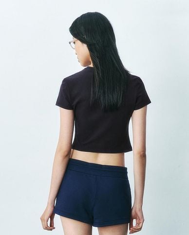  URBAN REVIVO - Áo croptop nữ cổ tròn tay ngắn 