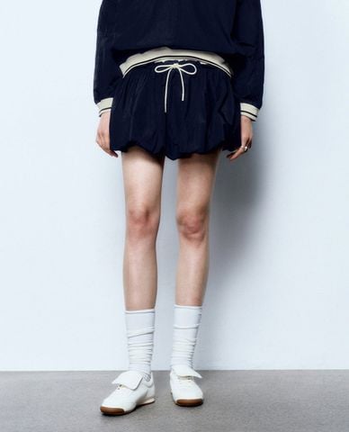  URBAN REVIVO - Chân váy chữ A phom mini xếp ly nữ tính 