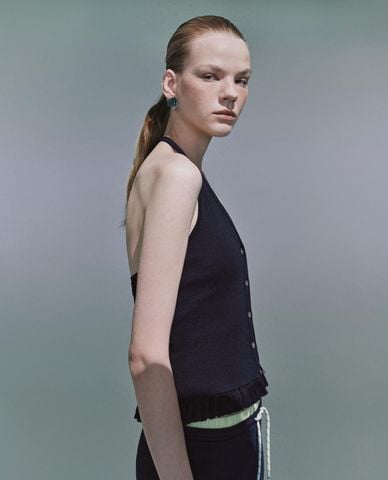  URBAN REVIVO - Áo kiểu nữ cổ yếm phối nút 