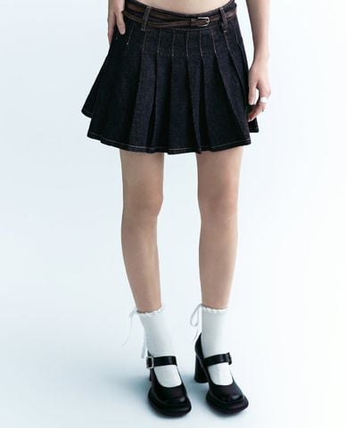  URBAN REVIVO - Chân váy denim mini xếp ly hiện đại 