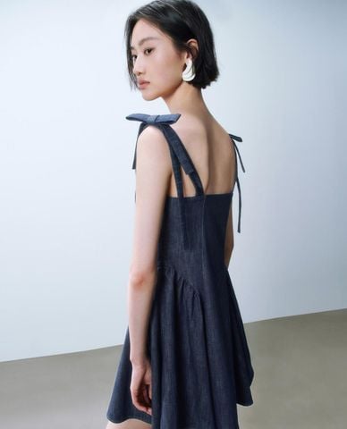  URBAN REVIVO - Đầm denim mini phối dây nơ 