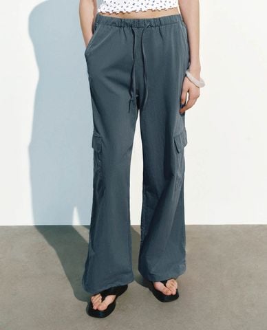  URBAN REVIVO - Quần nữ ống rộng lưng thun hiện đại 