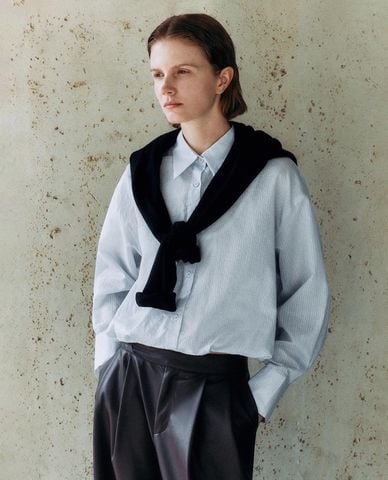  URBAN REVIVO - Áo sơ mi nữ cổ bẻ tay dài phom croptop 