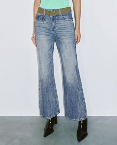  URBAN REVIVO - Quần jeans nữ ống loe phối thắt lưng 