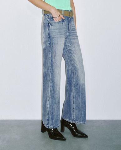  URBAN REVIVO - Quần jeans nữ ống loe phối thắt lưng 