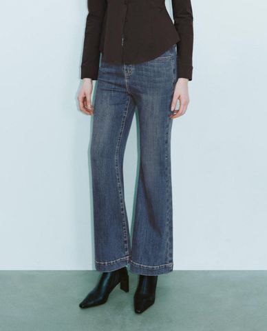  URBAN REVIVO - Quần jeans nữ ống loe hiện đại 