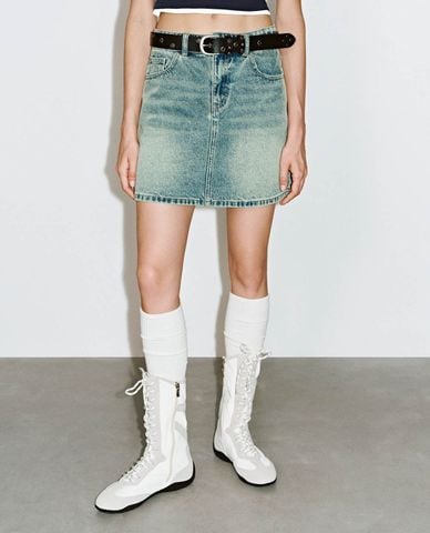  URBAN REVIVO - Chân váy denim mini phom chữ A nữ tính 