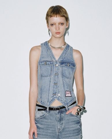  URBAN REVIVO - Áo sát nách nữ denim cổ V phối nút 