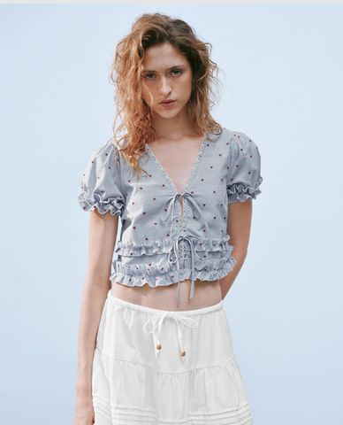  URBAN REVIVO - Áo kiểu nữ cổ V phối bèo nhún 