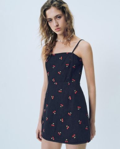  URBAN REVIVO - Đầm denim hai dây mini phối họa tiết 