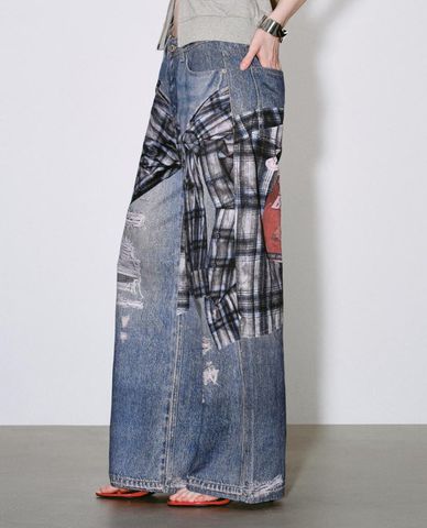  URBAN REVIVO - Quần jeans nữ ống rộng in họa tiết 