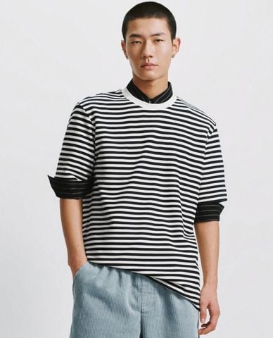  URBAN REVIVO - Áo thun nam cổ tròn tay ngắn kẻ sọc 
