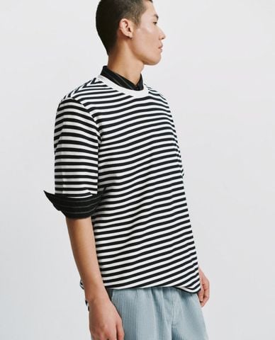  URBAN REVIVO - Áo thun nam cổ tròn tay ngắn kẻ sọc 