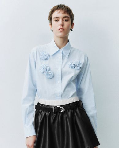  URBAN REVIVO - Áo sơ mi nữ cổ bẻ tay dài đính hoa 