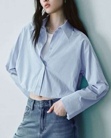  URBAN REVIVO - Áo sơ mi nữ cổ bẻ tay dài phom croptop 