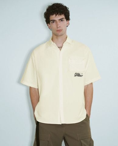  URBAN REVIVO - Áo sơ mi nam cổ bẻ tay ngắn in chữ 