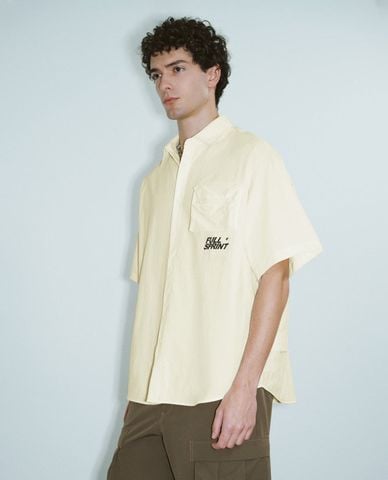  URBAN REVIVO - Áo sơ mi nam cổ bẻ tay ngắn in chữ 