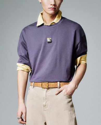  URBAN REVIVO - Áo thun nam cổ tròn in hình hiện đại 