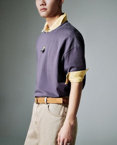  URBAN REVIVO - Áo thun nam cổ tròn in hình hiện đại 