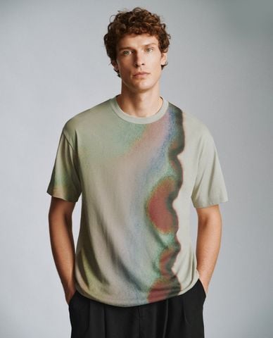  URBAN REVIVO - Áo thun nam cổ tròn tay ngắn in họa tiết thời trang 