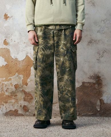  URBAN REVIVO - Quần nam ống rộng lưng thun phối họa tiết 