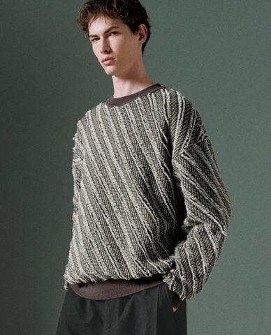  URBAN REVIVO - Áo dệt kim nam cổ tròn tay dài Loose 