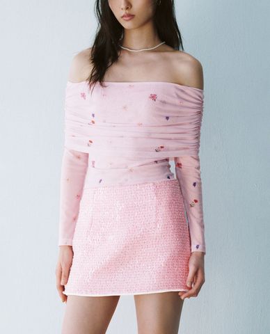  URBAN REVIVO - Áo trễ vai nữ tay dài in họa tiết hoa 