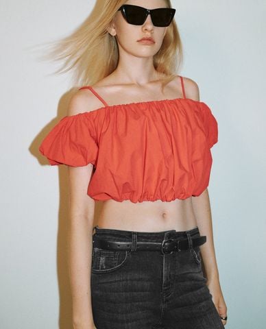  URBAN REVIVO - Áo trễ vai nữ tay phồng phom croptop Cami 