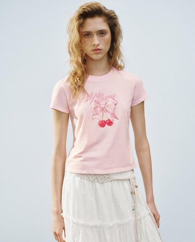  URBAN REVIVO - Áo thun nữ cổ tròn tay ngắn in họa tiết 