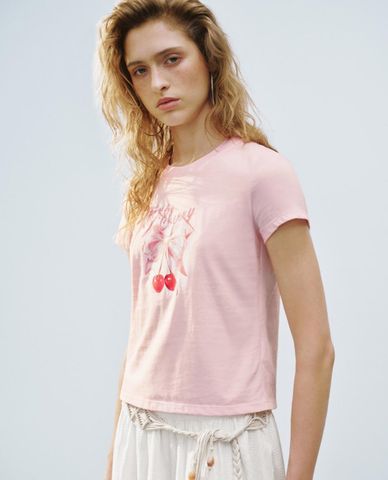  URBAN REVIVO - Áo thun nữ cổ tròn tay ngắn in họa tiết 