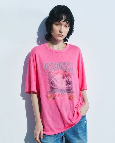  URBAN REVIVO - Áo thun nữ cổ tròn tay ngắn in hoạ tiết 